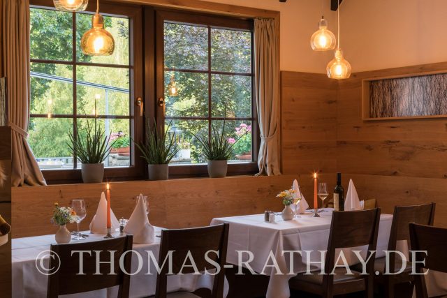 Fein eingedeckt im neu gestaltetem Esszimmer der *Krone am Fluss*