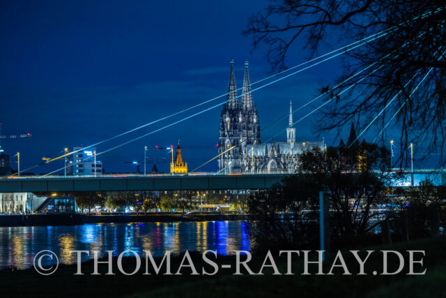 Kölner Dom hinter der Severinsbrücke