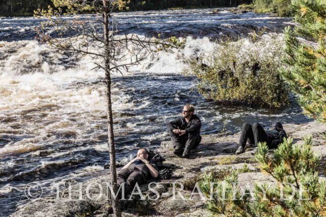 Entspannung an einem reißenden Fluss in Dalarna